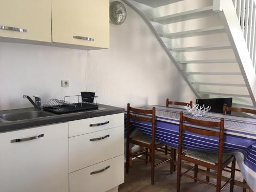 Een keuken of kitchenette bij Réf 213 , Seignosse Océan, Villa Patio classée 2 étoiles au calme, plage et centre à 5min, 5 personnes