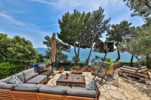 Luxury villa - by the sea, summer kitchen, hot tub, SUP, boat, 5 rooms, wifi, parking - Trogir