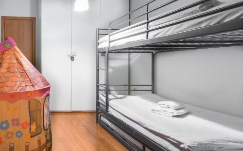 1 dormitorio con 2 literas y lámpara en Wood apartment in the center of Thessaloniki, en Tesalónica