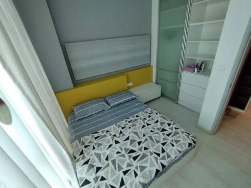 ein kleines Schlafzimmer mit einem Bett in einem Zimmer in der Unterkunft Perfectly for couple & family. in George Town