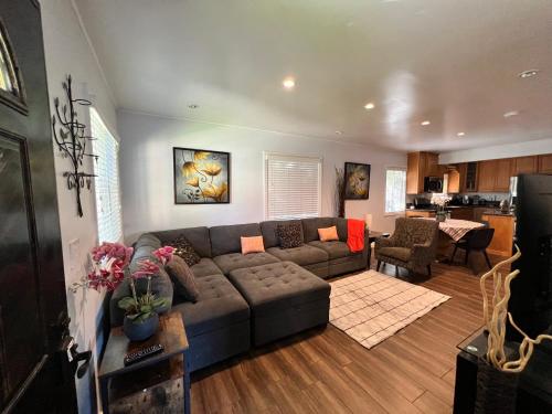 sala de estar con sofá y cocina en condominiums, en Los Ángeles