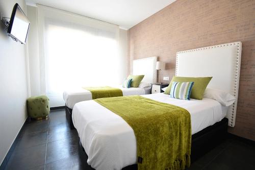 A bed or beds in a room at Apartamento con piscina en Portonovo, Sanxenxo