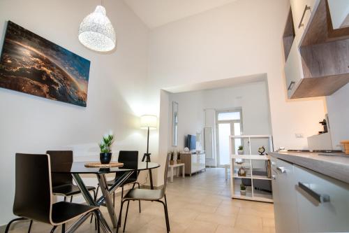 een keuken en eetkamer met een tafel en stoelen bij Apulian Dreams in Brindisi