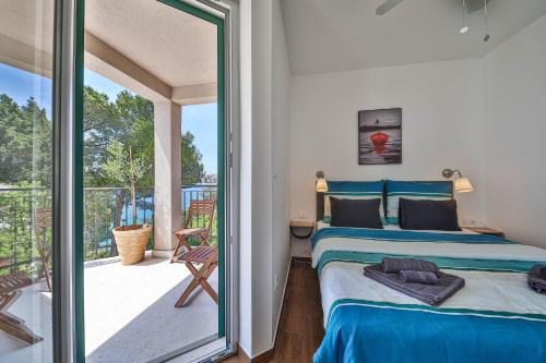 เตียงในห้องที่ Luxury villa - by the sea, summer kitchen, hot tub, SUP, boat, 5 rooms, wifi, parking - Trogir