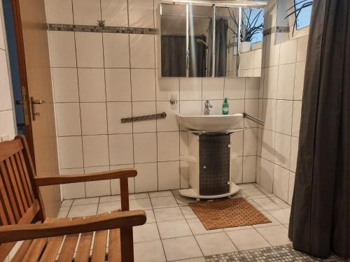 W łazience znajduje się umywalka i lustro. w obiekcie Ferienwohnung Bouma w mieście Helminghausen