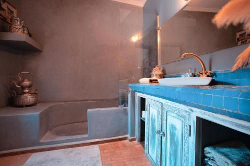 ein Badezimmer mit einer Badewanne, einem Waschbecken und einer Badewanne in der Unterkunft Color Safrà in Marrakesch