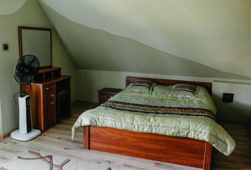 ein Schlafzimmer mit einem Bett und einer Kommode im Dachgeschoss in der Unterkunft Rydzewo BRZOZOWA 9 in Rydzewo