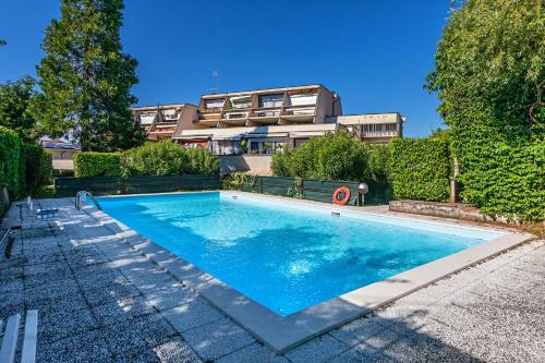 uma piscina em frente a um edifício em Nido sul lago-by Goccia di Lago em Desenzano del Garda
