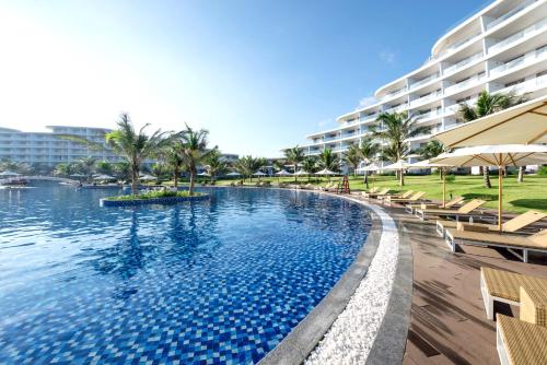 FLC Luxury Hotel Quy Nhon tesisinde veya buraya yakın yüzme havuzu