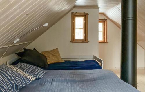 een slaapkamer met een bed op zolder bij Cozy Home In Ljuster With Kitchen in Norra Ljustero