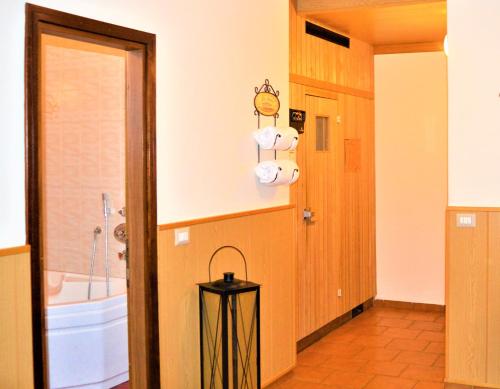 ベッラモンテにあるHotel Stella Alpinaのバスルーム(バスタブ、トイレ、シンク付)
