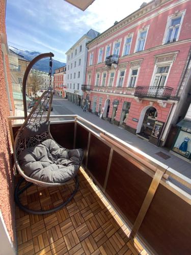 une terrasse couverte avec un hamac sur un balcon dans l'établissement Rettenkogel im Zentrum von Bad Ischl, à Bad Ischl