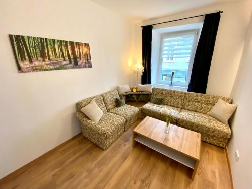 a living room with a couch and a table at Siriuskogel im Zentrum von Bad Ischl in Bad Ischl