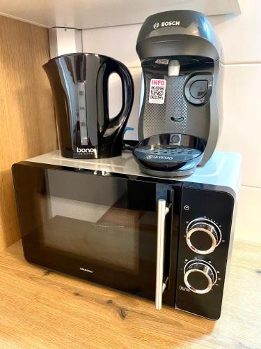 a microwave with a coffee maker on top of it at Siriuskogel im Zentrum von Bad Ischl in Bad Ischl