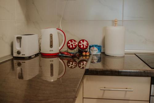 a kitchen with two coffee machines on a counter at David 3 in Ruma