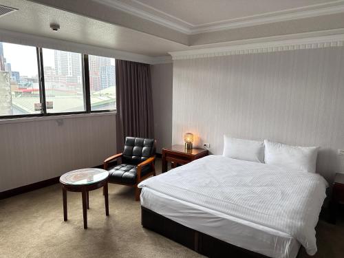 台北市にあるShanger Hotelのベッドと椅子付きのホテルルーム