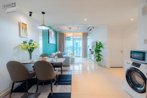 - un salon et une salle à manger avec une table et des chaises dans l'établissement Sailing Apartment District 1, à Hô-Chi-Minh-Ville