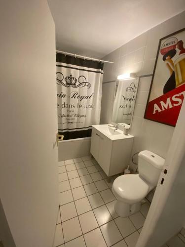une salle de bain avec des toilettes blanches et un lavabo dans l'établissement Appartement EN PREMIÈRE LIGNE DE PLAGE HENDAYE, à Hendaye