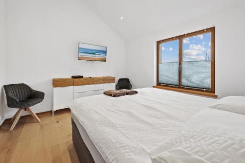 Un pat sau paturi într-o cameră la Luxus Chalet Moritz