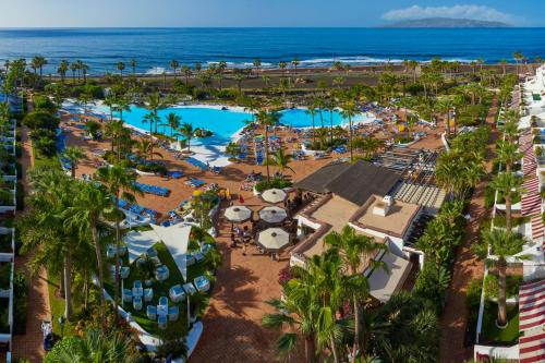 uma vista aérea da piscina no resort em Parque Santiago IV Official em Playa de las Americas