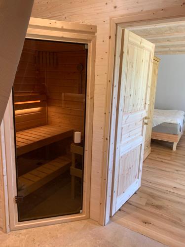 Idyllische Fewo Belling Spa - eigene Sauna und E-Ladesäuleにあるベッド