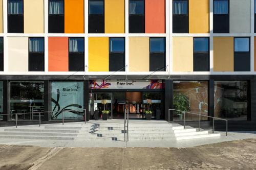 fachada de un edificio con ventanas coloridas en Star Inn Porto, en Oporto