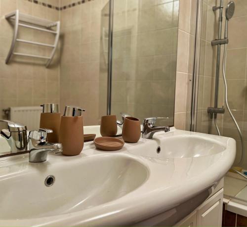 La salle de bains est pourvue d'un lavabo blanc et d'une douche. dans l'établissement T3 Centre ville avec Terrasse + Parking, à Toulouse