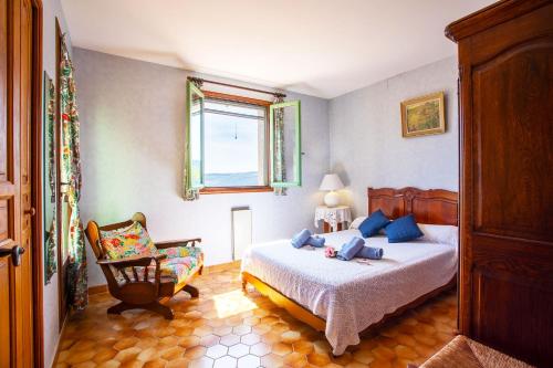 ベール・レ・ザルプにあるVILLA ROCHE GRISE - Berre-les-Alpesのベッドルーム1室(ベッド1台、椅子、窓付)
