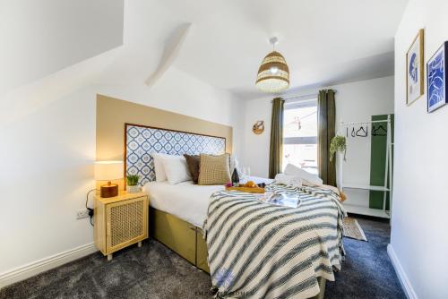 A bed or beds in a room at Coventry Contemporary House, 3 double beds, 3 bathrooms, Free Parking, Sleeps 8, by EMPOWER HOMES