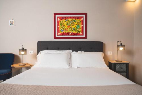 a bedroom with a white bed and two lamps at i Cacciagalli Wine Resort in Teano