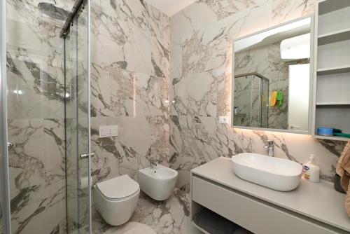 a bathroom with a sink toilet and a mirror at Green Cost Luxury Apt 239 in Palasë