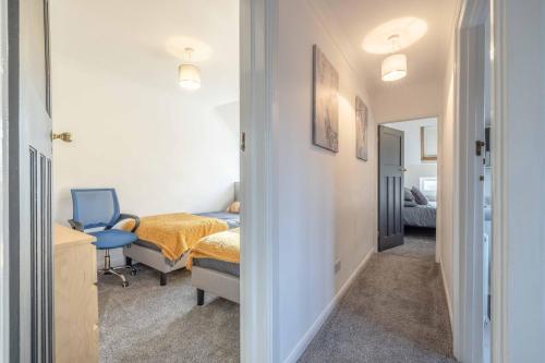 - une chambre avec un lit, un bureau et une chaise dans l'établissement COSY HOME NEAR DORNEY, WINDSOR & Free Parking, à Taplow
