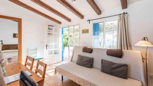 un salon avec un canapé et une table dans l'établissement Casa Andalucía Vélez-Málaga by Ruralidays, à Vélez-Málaga