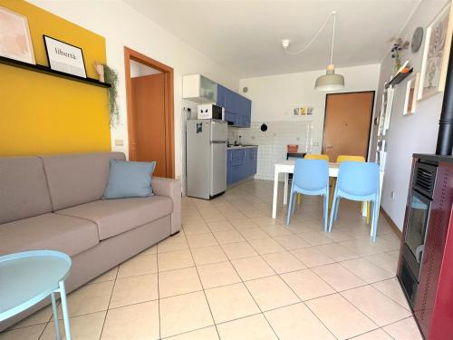 ビビオーネにあるAlbanella - Appartamentiのリビングルーム(ソファ、テーブル、椅子付)