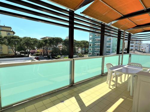 een balkon met een tafel en stoelen en uitzicht bij Albanella - Appartamenti in Bibione