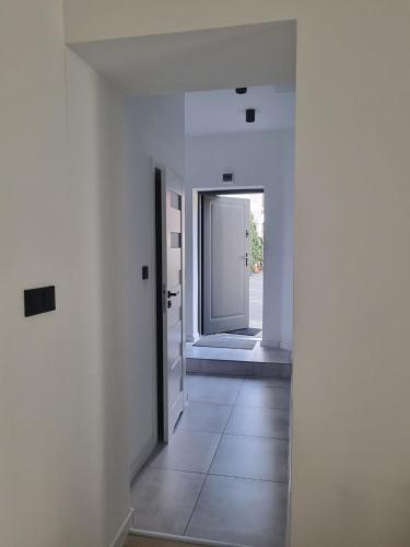 an empty hallway with a door and a tile floor at BOOGIE Home Kamienica Łódzka in Łódź