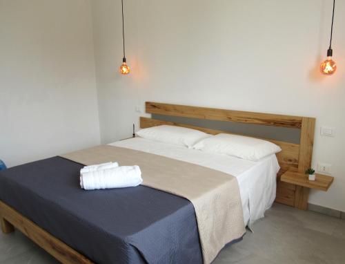 ein Schlafzimmer mit einem Bett mit zwei Handtüchern darauf in der Unterkunft Broom House in San Foca