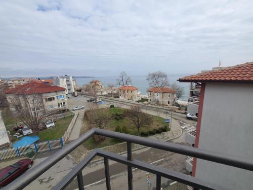 uma vista para a cidade a partir de uma varanda em Coral Guest House em Obzor