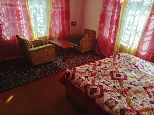 1 dormitorio con 1 cama, mesa y sillas en OYO Grand Inayat, en Jawāharnagar