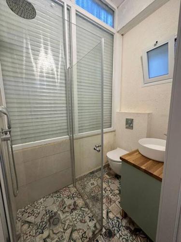 een badkamer met een douche, een toilet en een wastafel bij Apartment with terrace sea view in Haifa