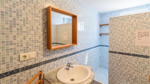 bagno con lavandino e specchio di Villa Adriana Alhaurín de la Torre by Ruralidays ad Alhaurín de la Torre