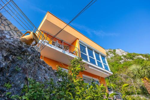 een huis aan de zijkant van een berg bij Apartments Marija in Bribir