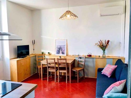 un salon avec une table et une salle à manger dans l'établissement Clemence - Charmant T2 Calme et Lumineux, à Châteaurenard