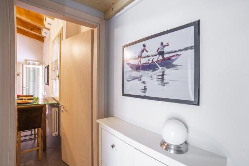 a room with a picture of two people rowing a boat at Ca' de la Gondola, Murano in Venice