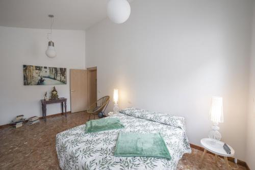 - un salon avec un lit et une table dans l'établissement Ca' de la Gondola, Murano, à Venise
