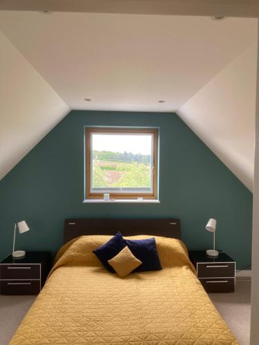 um quarto com uma cama grande e uma janela em Willow Loft 