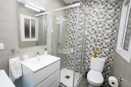 łazienka z prysznicem, toaletą i umywalką w obiekcie Apartamento Loli w mieście Nerja