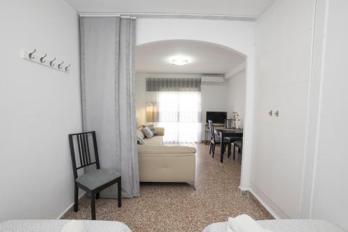 salon z kanapą i jadalnią w obiekcie Apartamento Loli w mieście Nerja