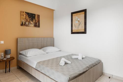 um quarto com uma cama com toalhas brancas em Dream on houses em Lefkada