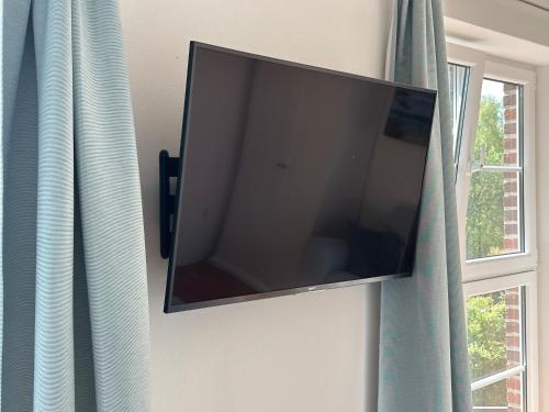 Μια τηλεόραση ή/και κέντρο ψυχαγωγίας στο Ferienzimmer Suhrer Seeblick